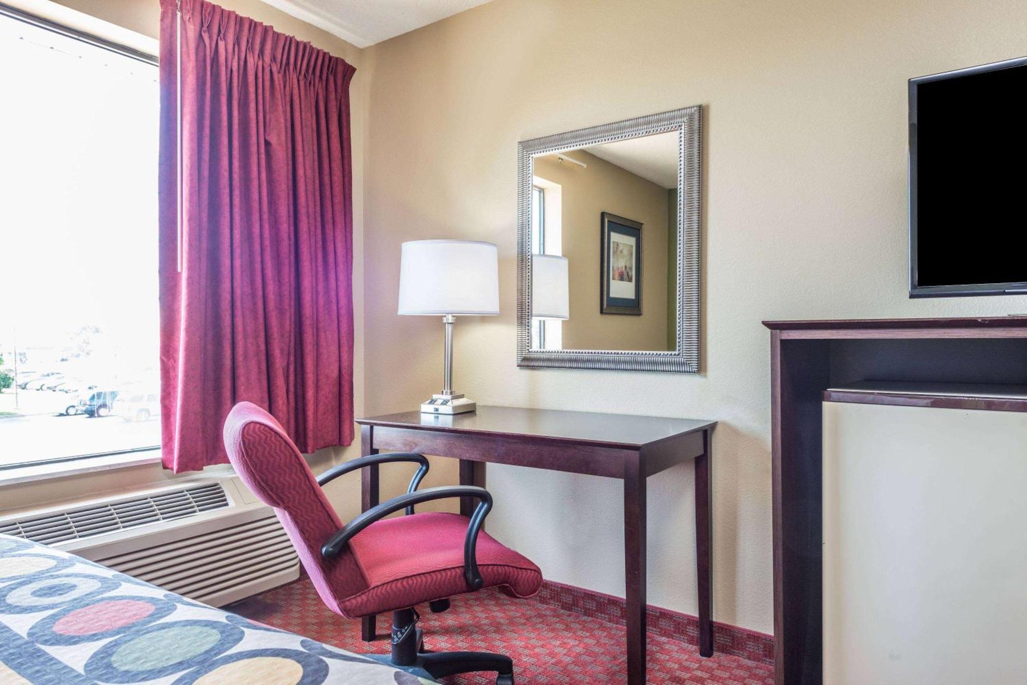 Super 8 By Wyndham Troy Il/St. Louis Area Hotel Exterior foto
